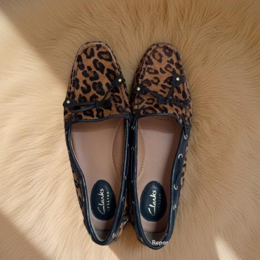 Clark’s artesian leopard print flats, size 6.5 genuine leather & calf hair EUC